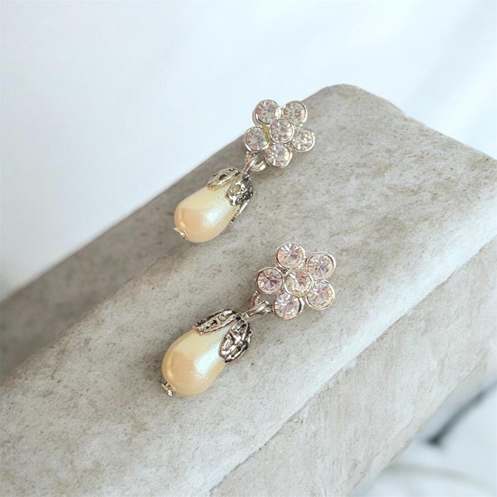 Vintage 90s Avon Rhinestone Flower Faux Pearl Drop Earrings Silver Pierced NIB